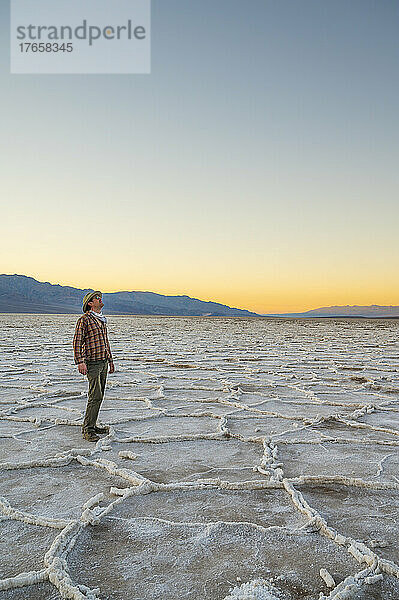 Mann posiert in Badwater im Death Valley Nationalpark