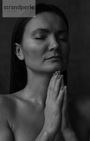 Schwarz-weiße Porträtfrau im Gebet