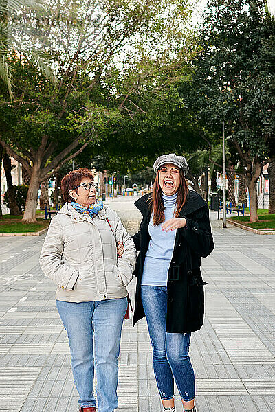 Zwei Frauen  jung und alt  lächeln und haben Spaß auf der Straße