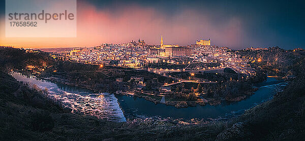 Panoramablick auf Toledo  Spanien  bei Sonnenuntergang