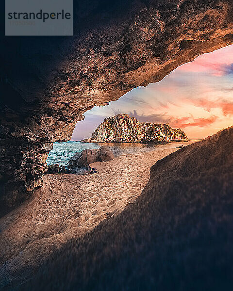 Sonnenuntergang am Strand aus einer Höhle