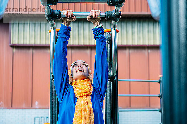 Arabische Frau im Hijab trainiert auf dem Sportplatz