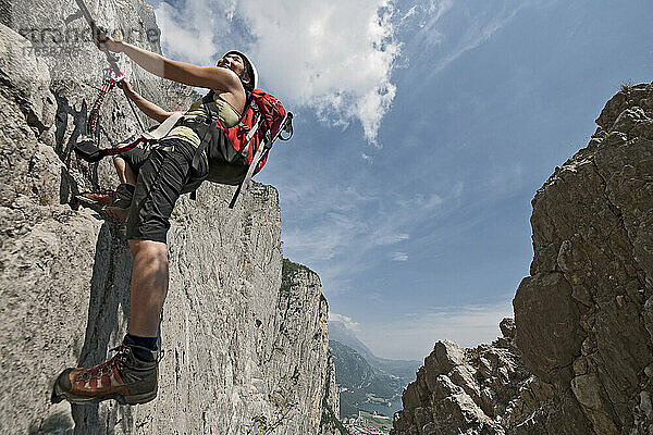 Frau klettert den Che Guevara Via Ferrata in Italien hinauf