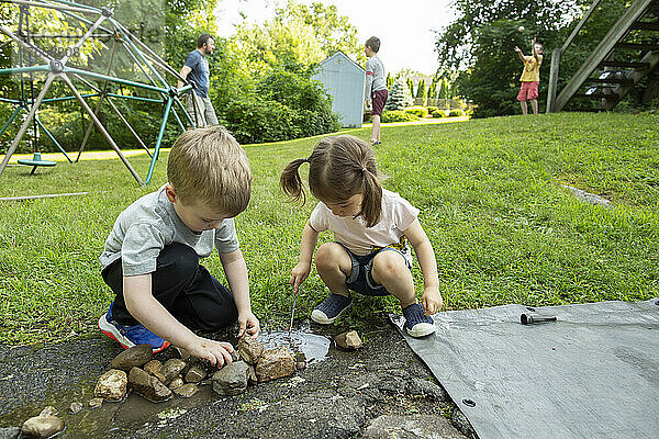 Familie spielt während der Sommersaison zusammen im Hinterhof