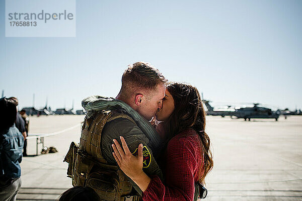 Wiedervereinigung von Mann und Frau auf einem Militärstützpunkt in San Diego