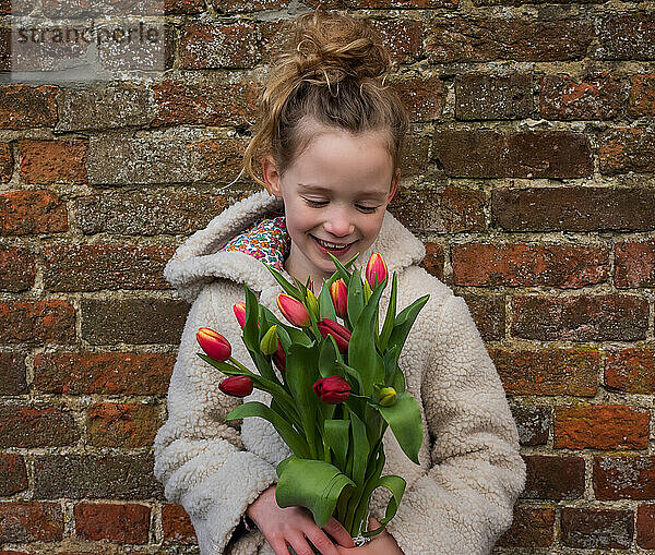 Porträt eines jungen Mädchens mit lächelnden Blumen