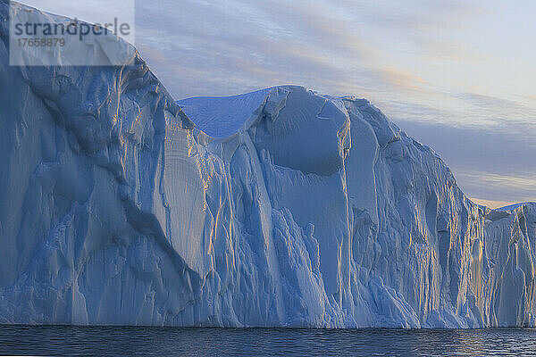skurrile Texturen und Formen der Eisberge