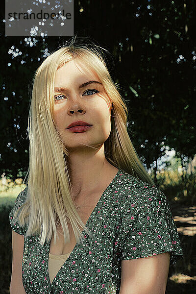 Blonde Frau in der Natur  Sommerporträt