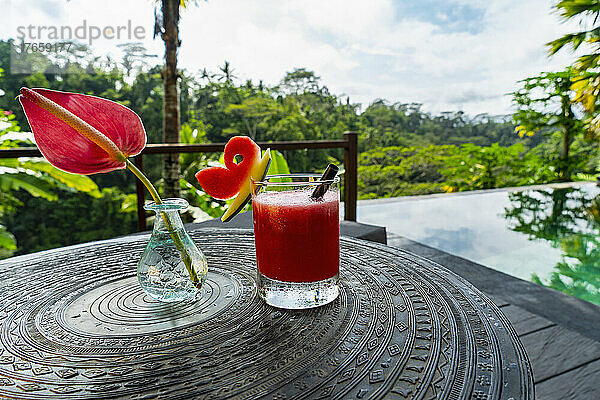 Cocktail neben dem Infinity-Pool im Luxusresort auf Bali