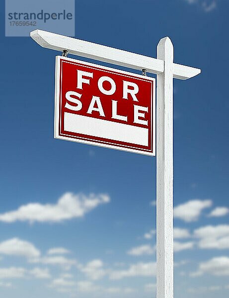 Links zum Verkauf Immobilien Zeichen auf einem blauen Himmel mit Wolken