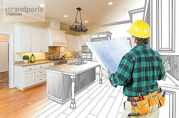 Männlicher Bauunternehmer mit Schutzhelm und Plänen  der sich eine individuelle Küchenzeichnung ansieht  Fotokombination auf Weiß