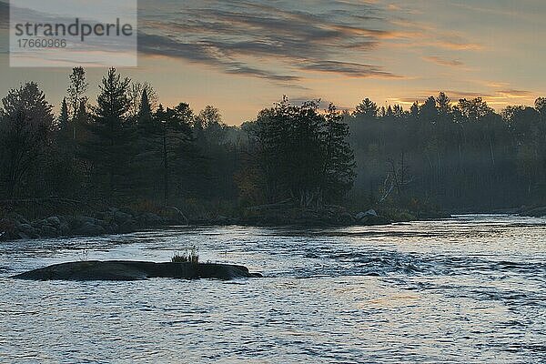 Morgenstimmung Am Upper Madawaska River  Whitney  Kanada  Nordamerika