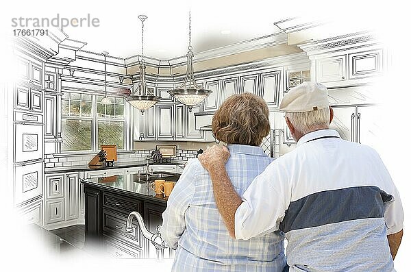 Ein älteres Ehepaar sieht sich eine Zeichnung und eine Fotokombination für eine individuelle Küche an