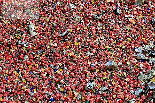 Altmetallsammlung  Verschlüsse von Getränkeflaschen  Drehverschluß aus Metall  Getränkedosen  zum Recycling