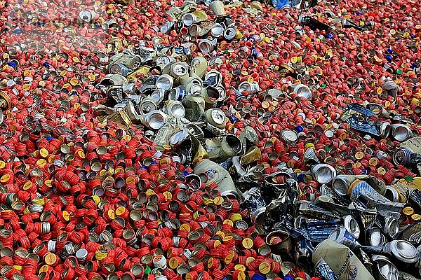 Altmetallsammlung  Verschlüsse von Getränkeflaschen  Drehverschluß aus Metall  Getränkedosen  zum Recycling