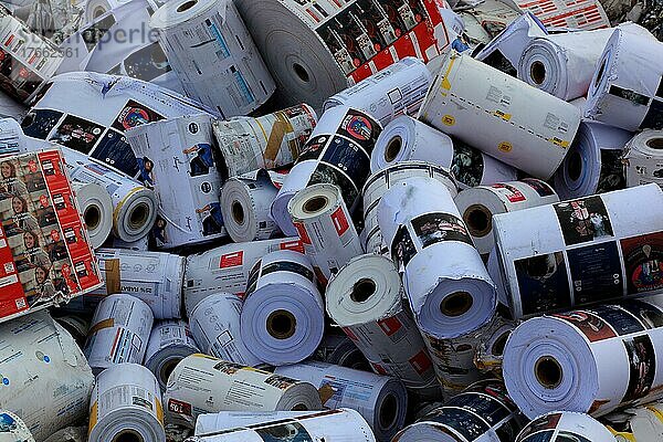 Altpapier  Papierrollen direkt aus der Druckerei zum Recycling