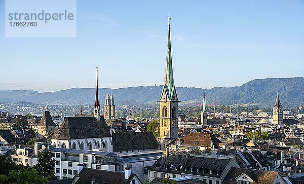 Blick über die Altstadt  Kirchtürme vom Grossmünster  Predigerkirche und Peterskirche  Zürich  Schweiz  Europa