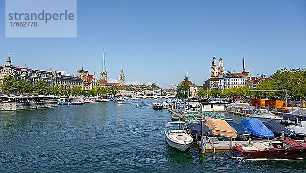 Fraumünster und Grossmünster  Boote auf dem Limmat  Altstadt von Zürich  Schweiz  Europa