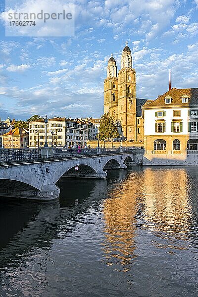 Grossmünster  Abendstimmung  Spiegelung im Limmat  Altstadt von Zürich  Schweiz  Europa