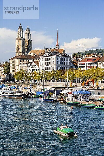 Stadtpanorama  Abendstimmung  Grossmünster  Boote auf dem Limmat  Altstadt von Zürich  Schweiz  Europa