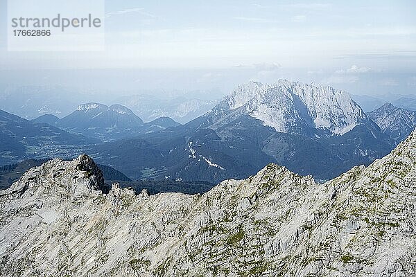 Blick über Berglandschaft und Wilder Kaiser  Nuaracher Höhenweg  Loferer Steinberge  Tirol  Österreich  Europa