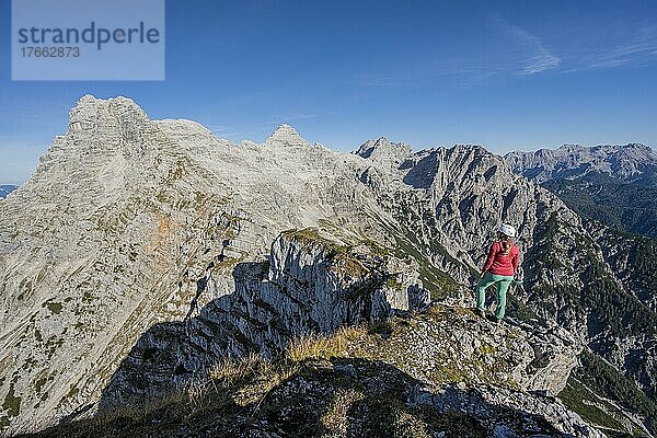 Wanderin mit Kletterhelm auf einem Wanderweg  Berglandschaft  Nuaracher Höhenweg  Loferer Steinberge  Tirol  Österreich  Europa