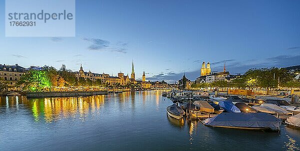 Altstadtansicht  Limmat  Fraumünster und Grossmünster  Abendstimmung  Hafen und Boote  Altstadt von Zürich  Schweiz  Europa