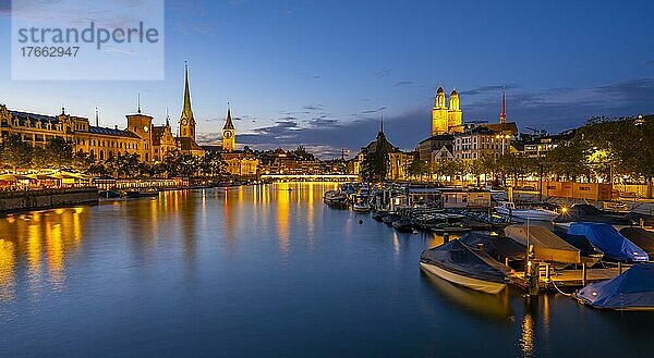 Stadtpanorama  Fraumünster  Grossmünster  Nachtaufnahme am Limmat  Altstadt von Zürich  Schweiz  Europa