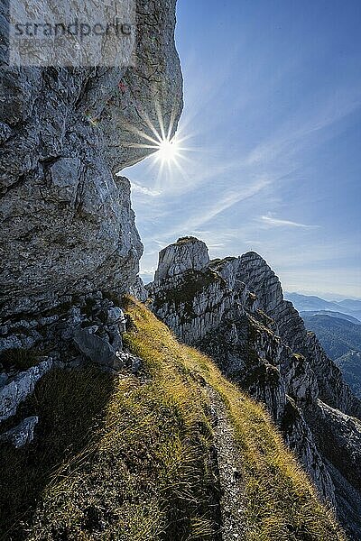 Sonne scheint auf einen Wanderweg  Blick über Berglandschaft  Nuaracher Höhenweg  Loferer Steinberge  Tirol  Österreich  Europa