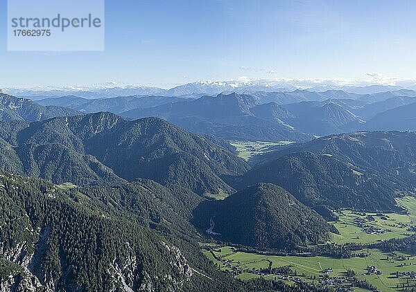 Grüne Berglandschaft  Nuaracher Höhenweg  Loferer Steinberge  Tirol  Österreich  Europa
