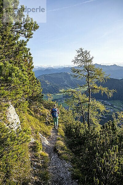Wanderin auf einem Wanderweg  Grüne Berglandschaft  Nuaracher Höhenweg  Loferer Steinberge  Tirol  Österreich  Europa