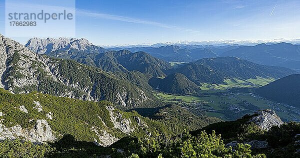 Grüne Berglandschaft  Nuaracher Höhenweg  Loferer Steinberge  Tirol  Österreich  Europa