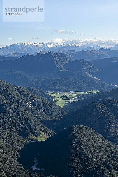 Grüne Berglandschaft hinten Großvenediger  Nuaracher Höhenweg  Loferer Steinberge  Tirol  Österreich  Europa