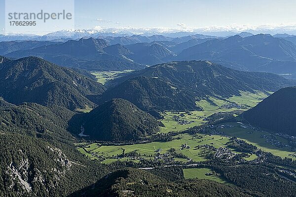 Grüne Berglandschaft hinten Großvenediger  Nuaracher Höhenweg  Loferer Steinberge  Tirol  Österreich  Europa
