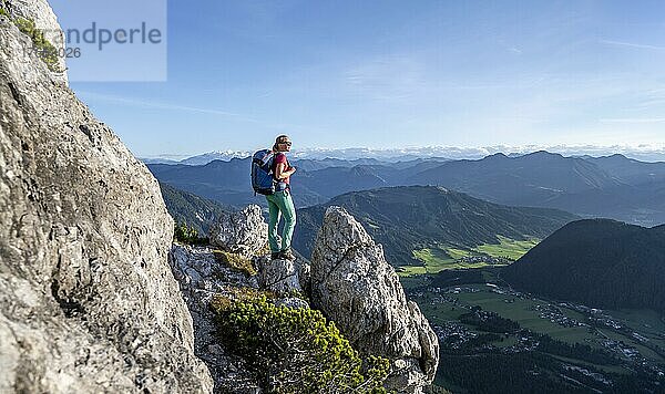 Wanderin blickt über Grüne Berglandschaft  hinten Großvenediger  Nuaracher Höhenweg  Loferer Steinberge  Tirol  Österreich  Europa