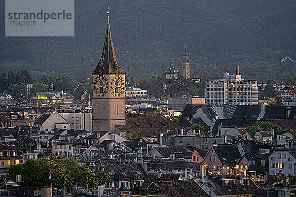 Blick auf die Stadt  Kirchturm St. Peter  Abendstimmung  Altstadt von Zürich  Schweiz  Europa
