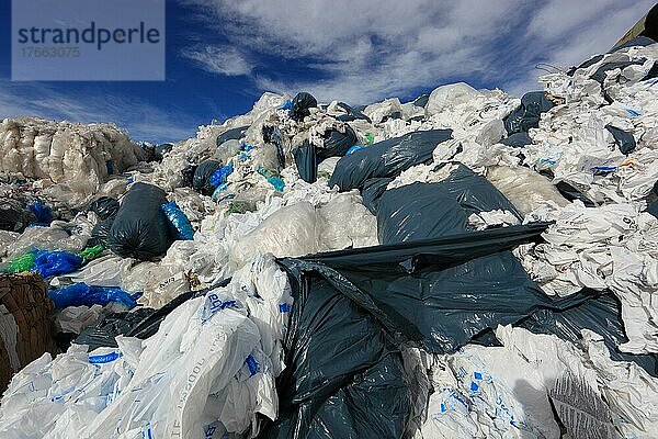 Plastikfolie von Verpackungen auf einer Halde in einem Recyclingbetrieb