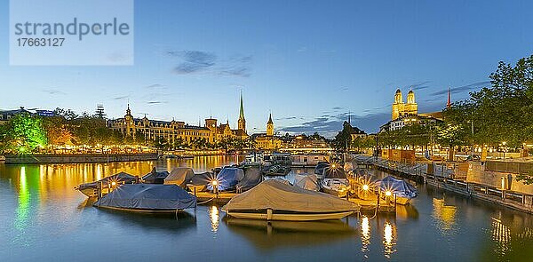 Altstadtansicht  Limmat  Fraumünster und Grossmünster  Abendstimmung  Hafen und Boote  Altstadt von Zürich  Schweiz  Europa