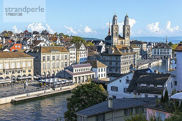 Fluss Limmat  Grossmünster  Kirchenturm  Altstadt von Zürich  Zürich  Schweiz  Europa