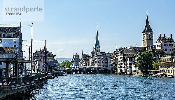 Fraumünster und Kirchturm St. Peter  Panorama mit Limmat in der Altstadt von Zürich  Schweiz  Europa
