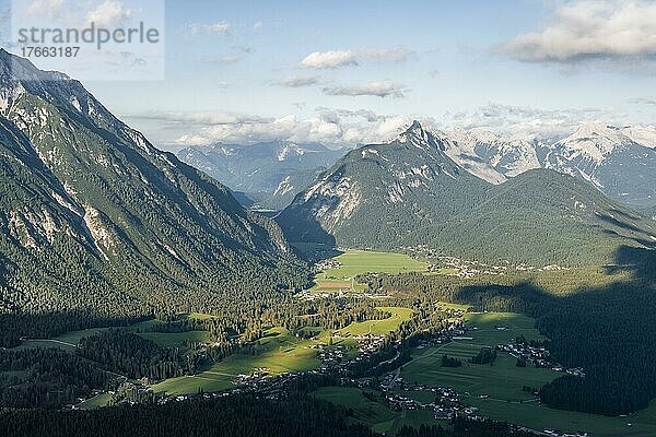 Blick über Bergtal  Leutasch mit Arnspitze und Karwendel  Ausblick vom Gipfel  Hohe Munde  Mieminger Gebirge  Tirol  Österreich  Europa