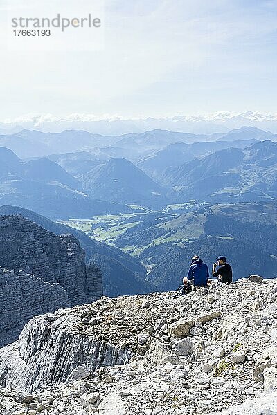 Wander machen Pause  Blick über Berglandschaft am Gipfel des Mitterhorn  Nuaracher Höhenweg  Loferer Steinberge  Tirol  Österreich  Europa