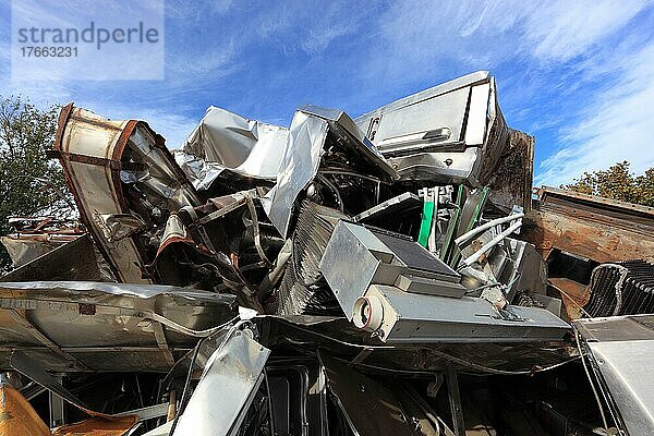 Altmetall  Aluminium und Edelstahl aus Industrieabriß  zum Recycling gelagert
