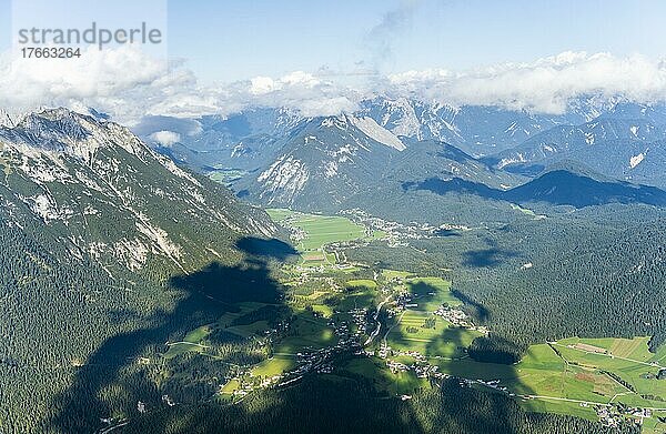 Blick über Leutasch mit Arnspitze und Karwendel  Ausblick vom Gipfel  Hohe Munde  Mieminger Gebirge  Tirol  Österreich  Europa