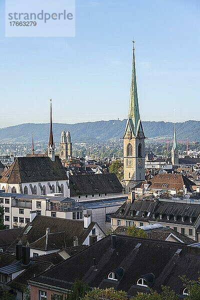 Blick über die Altstadt  Kirchtürme vom Grossmünster  Predigerkirche  Zürich  Schweiz  Europa