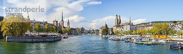Stadtpanorama  Abendstimmung  Fraumünster und Grossmünster  Boote auf dem Limmat  Altstadt von Zürich  Schweiz  Europa