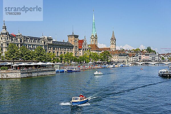 Fraumünster  Boote auf dem Limmat  Altstadt von Zürich  Schweiz  Europa