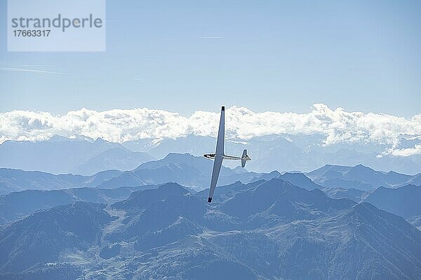 Segelflugzeug in den Bergen  Loferer Steinberge  Tirol  Österreich  Europa