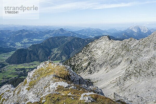 Wanderin blickt über Landschaft  Grüne Berglandschaft  Nuaracher Höhenweg  Loferer Steinberge  Tirol  Österreich  Europa