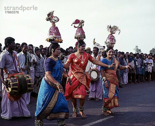Karakattam  folk dance during Pongal celebration in Madurai  Tamil Nadu  India  Asia